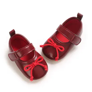 Draufsicht auf rote Baby Mädchen Prinzessin Lauflernschuhe mit dekorativen Schleifen