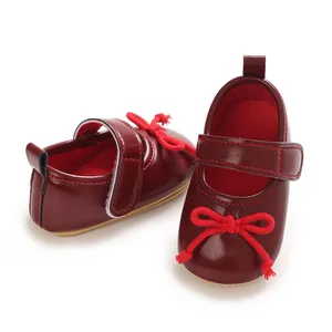 Klassische dunkelrote Baby-Mädchen Mary Janes mit roter Schleife und weicher Gummisohle