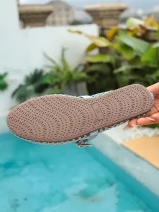 Gros plan sur la semelle extérieure marron antidérapante de chaussure en maille