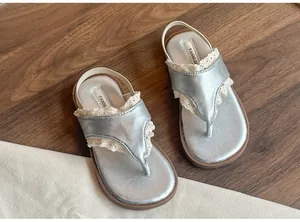 Vue de dessus de sandales argentées pour filles avec dentelle et semelles souples