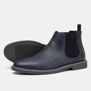 Λεπτομερής όψη ανδρικών Chelsea boots από δέρμα με ελαστικά πλαϊνά τμήματα και σόλα.