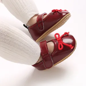 Detail von roten Lauflernschuhen für Mädchen mit Schleife und weicher Gummisohle