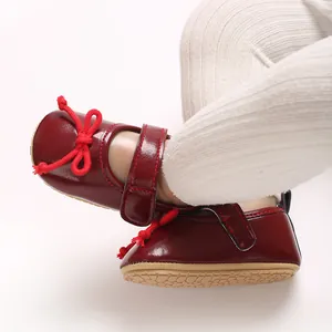 Detailansicht der roten Baby-Prinzessin-Lauflernschuhe mit weicher rutschfester Gummisohle