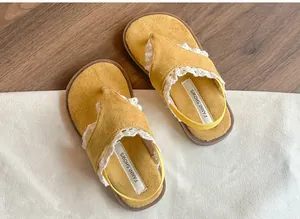 Détails de sandales jaunes pour tout-petits avec bordure en dentelle et bride arrière