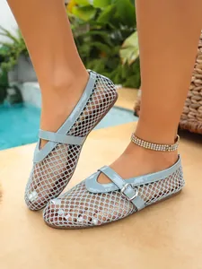 Détail rapproché de ballerines Mary Jane en maille bleu clair avec boucle portées