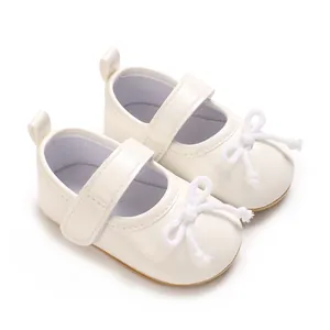 Elegante weiße Lauflernschuhe für Mädchen mit Schleife und weicher, rutschfester Sohle