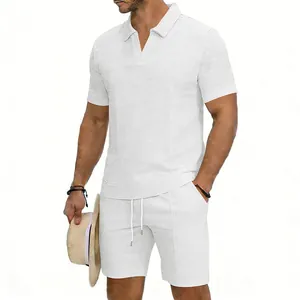 Détail de l'ensemble polo et short en maille gaufrée blanche pour homme pour l'été