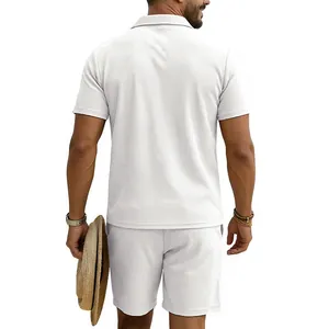 Vue arrière d'un ensemble polo et short en maille gaufrée blanche pour homme, style épuré