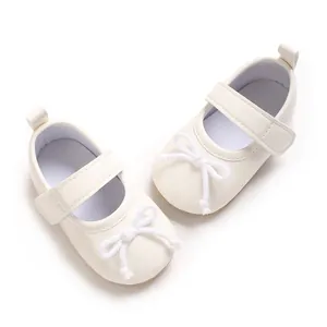 Detaillierte Draufsicht auf cremeweiße Lauflernschuhe für Babys mit Schleifendetail