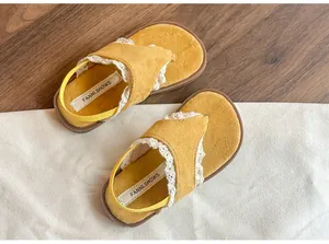 Vue détaillée de sandales jaunes pour tout-petits avec dentelle et bride élastique arrière