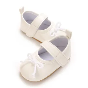Cremeweiße Lauflernschuhe für Baby-Mädchen mit Schleife und weicher rutschfester Sohle.