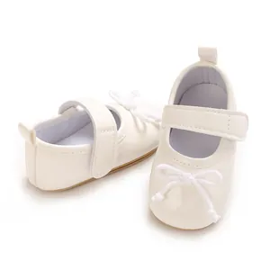 Detaillierte Ansicht weißer Baby-Mädchen-Mary-Jane-Schuhe mit Schleife und Klett
