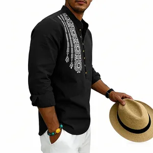 Dettaglio camicia da uomo in lino nero con ricamo etnico bianco e colletto alla coreana