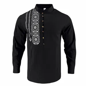 Dettaglio di camicia nera a maniche lunghe con stampa etnica e colletto alla coreana.