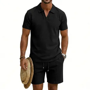 Détail de l'ensemble polo et short noir en maille gaufre pour homme, style décontracté