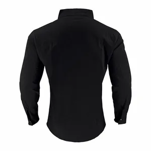 Vista posteriore dettagliata di una camicia di lino nero a maniche lunghe con collo alla coreana