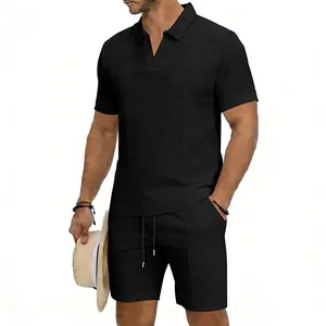 Vue détaillée de l'ensemble polo et short en maille gaufrée noire pour hommes sur mannequin