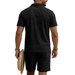 Vue arrière d'un ensemble polo et short noir en maille gaufrée pour homme élégant