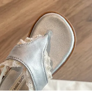 Tongs argentées pour filles avec bordure en dentelle et semelle souple pour les vacances