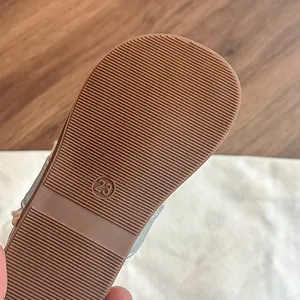 Détail de semelle en caoutchouc antidérapante pour tongs en dentelle pour petites filles