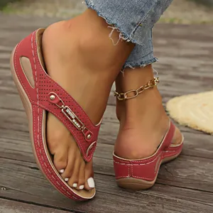 Sandalias de cuña rojas para mujer con costuras blancas y cadena dorada decorativa