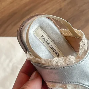Sandales en dentelle argentée pour filles avec logo FANNI.SHOWS pour les vacances