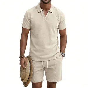 Vue détaillée d'un ensemble polo et short beige en maille gaufrée pour hommes