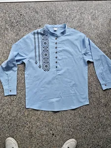 Camicia da uomo in lino azzurro con stampa etnica, colletto alla coreana e maniche