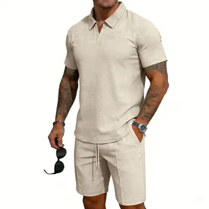 Détail de l'ensemble polo à manches courtes et short en maille gaufrée pour homme