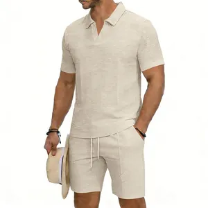 Vue détaillée d'un polo beige en maille gaufrée pour homme avec short à cordon assorti