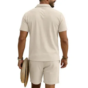 Vue arrière d'un ensemble d'été beige en maille gaufrée avec polo et short pour hommes.