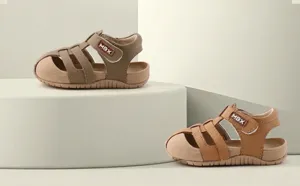 Sandalias de exterior para niños con suelas blandas y diseño calado en tonos tierra