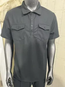 Detailansicht eines schwarzen Waffelstrick-Poloshirts mit zwei Brusttaschen und Knopfkragen.