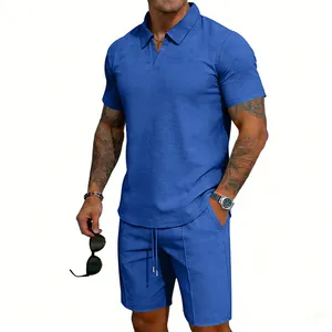 Vue détaillée de l'ensemble polo et short bleu gaufré pour homme pour l'été