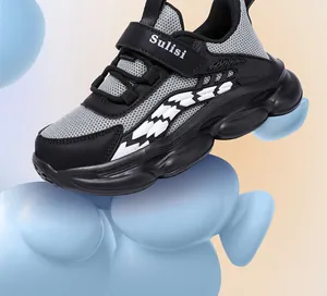 Detailansicht der Jungen-Mesh-Sportschuhe mit Sulisi-Klettverschluss und dicker schwarzer Sohle