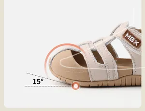 Nahaufnahme der Leder-Kindersandale mit der ergonomischen 15-Grad-aufwärts-Zehenkurve.