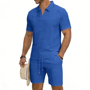 Vue détaillée du tissu gaufré bleu de cet ensemble polo et short pour homme