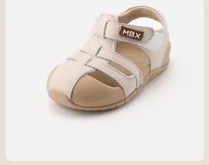 Detailansicht der beigen Kleinkindersandalen mit weicher Sohle und Lochmuster