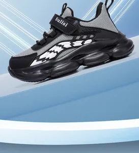 Seitenansicht von Kinder-Sportschuhen mit Mesh-Obermaterial und schwarzer Sohle