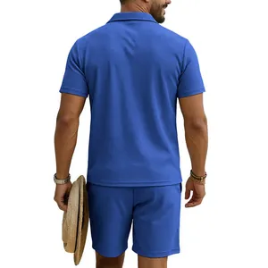 Vue de dos d'un homme portant un polo bleu en maille gaufre et un short assorti pour l'été