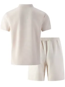 Rückansicht des strukturierten Waffelstrick-Sets für Herren mit Polo-Shirt und Shorts