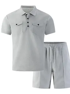 Detailansicht des grauen Waffelstrick-Sets für Herren mit Polo-Shirt und Shorts