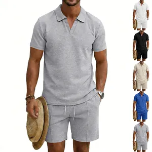 Vue détaillée de l'ensemble polo gaufré pour hommes en blanc, noir, beige et bleu