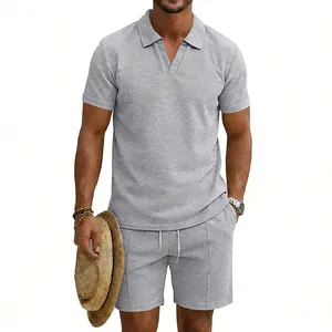 Détail de l'ensemble d'été décontracté polo gris en maille gaufrée et short pour homme