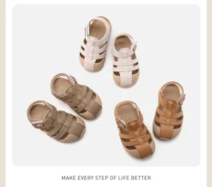 Detailansicht atmungsaktiver hohler Kleinkindsandalen in verschiedenen Erdtönen.