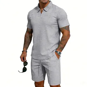 Gros plan de l'ensemble d'été gris pour hommes avec polo en maille gaufrée et short