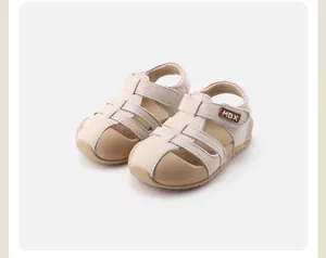 Professionelles Detailfoto von beigen Kleinkindersandalen mit weicher Sohle und Riemen.