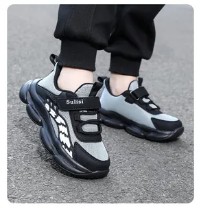 Nahaufnahme grauer und schwarzer atmungsaktiver Mesh-Sneaker für Jungen mit rutschfester Sohle