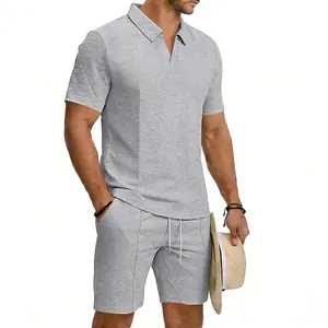 Vue détaillée de l'ensemble polo et short gris gaufré pour homme avec cordon