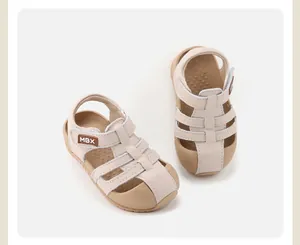 Draufsicht auf beige Kleinkinder-Sandalen mit weichen Sohlen und verstellbaren Riemen.